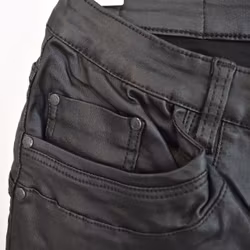 Jeans Vaxade med dekorativa knappar SVART - Place du Jour