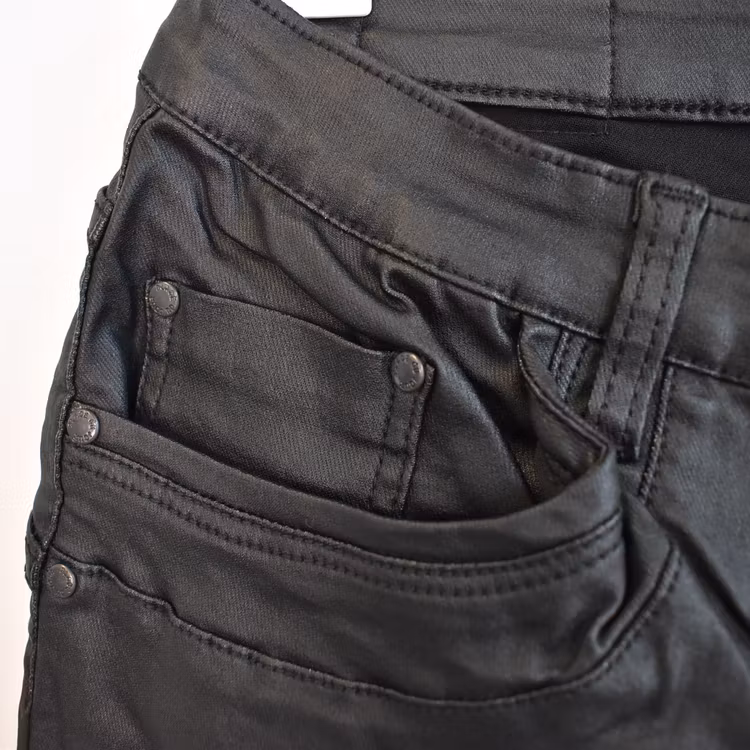 Jeans Vaxade med dekorativa knappar SVART - Place du Jour
