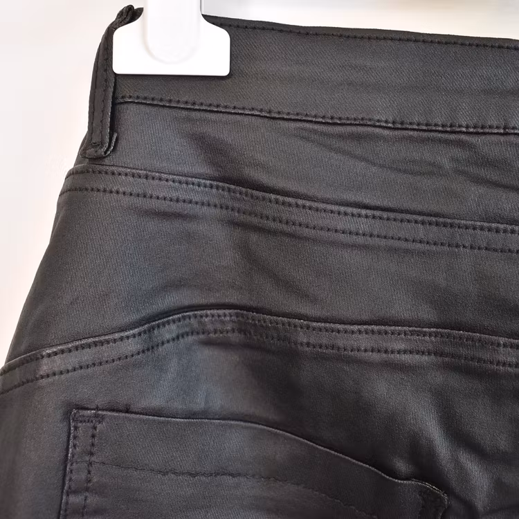 Jeans Vaxade med dekorativa knappar SVART - Place du Jour