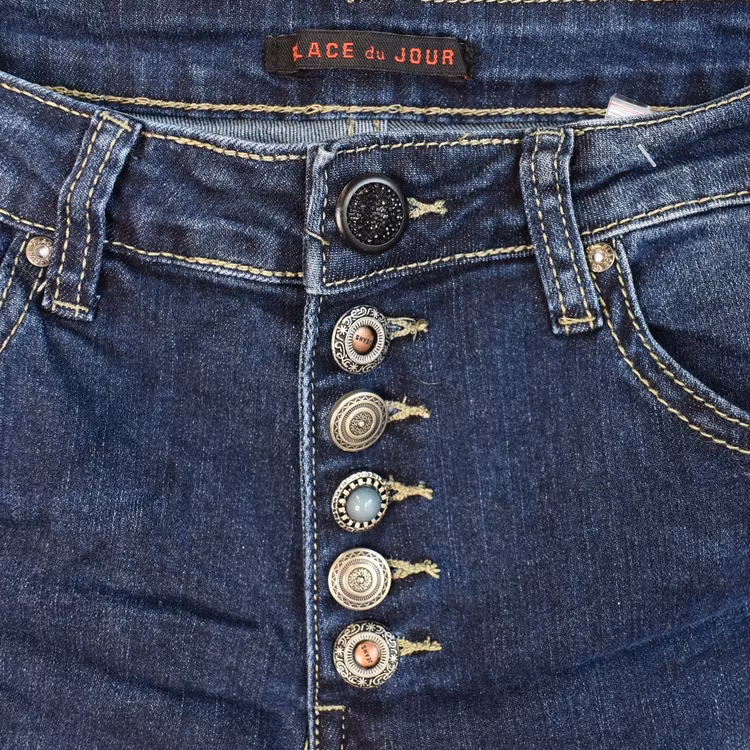 Jeans med dekorativa knappar MÖRK DENIM - Place du Jour