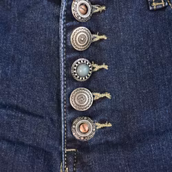 Jeans med dekorativa knappar MÖRK DENIM - Place du Jour