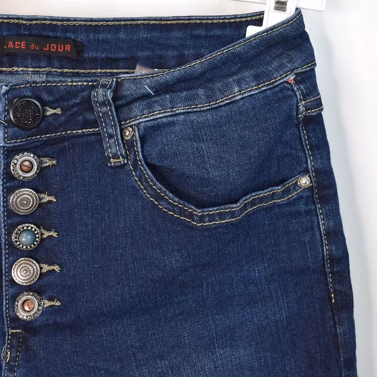Jeans med dekorativa knappar MÖRK DENIM - Place du Jour