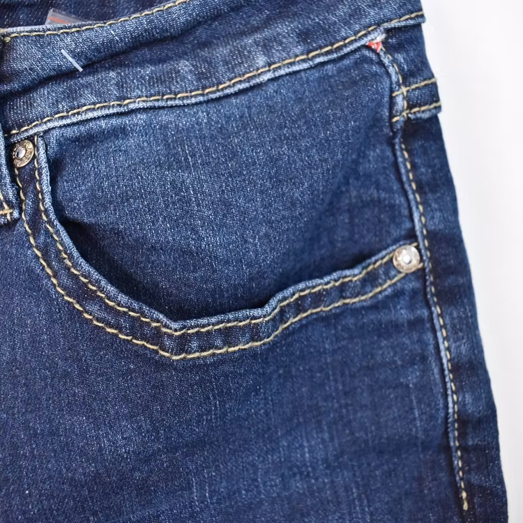 Jeans med dekorativa knappar MÖRK DENIM - Place du Jour