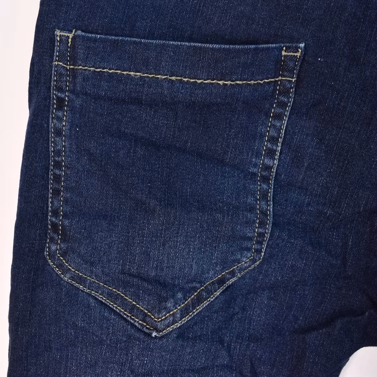 Jeans med dekorativa knappar MÖRK DENIM - Place du Jour