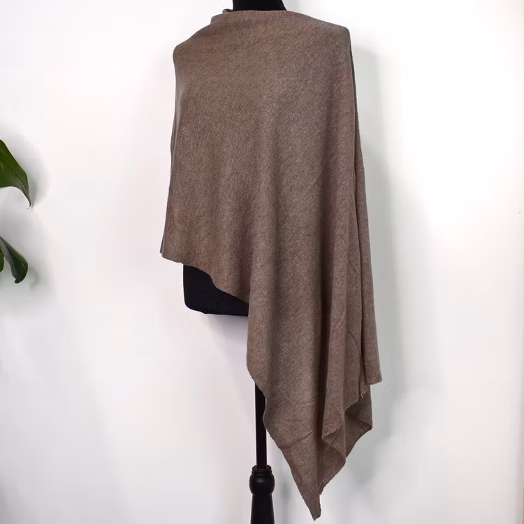 Finstickad Poncho TAUPE