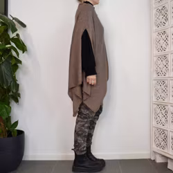 Finstickad Poncho TAUPE