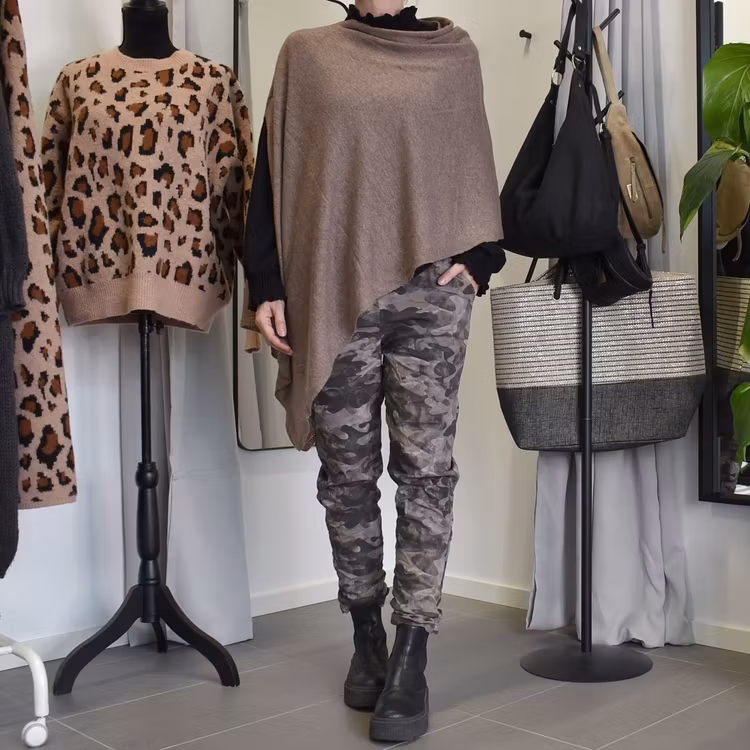 Finstickad Poncho TAUPE