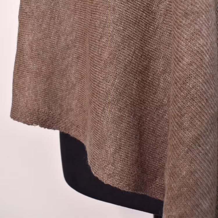 Finstickad Poncho TAUPE