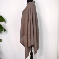 Finstickad Poncho TAUPE