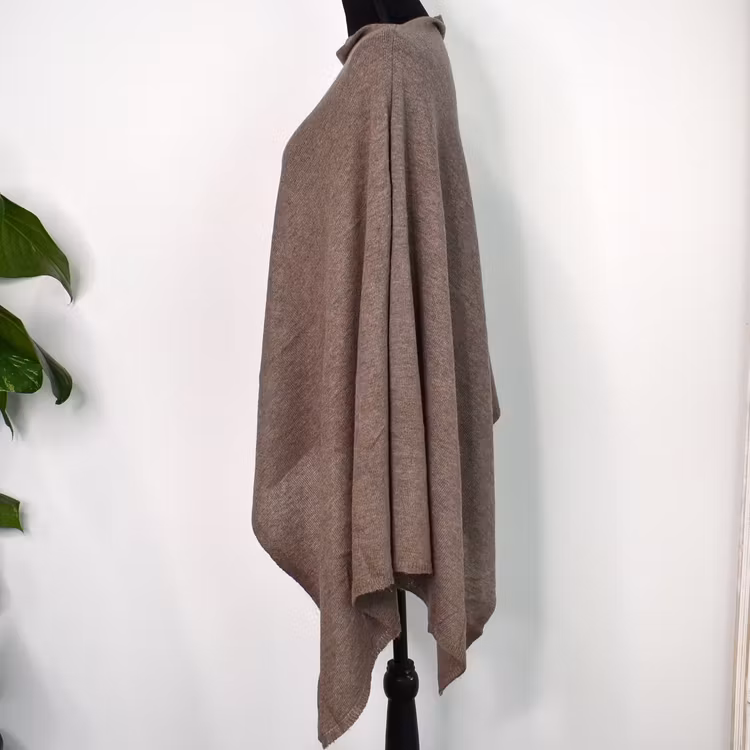 Finstickad Poncho TAUPE