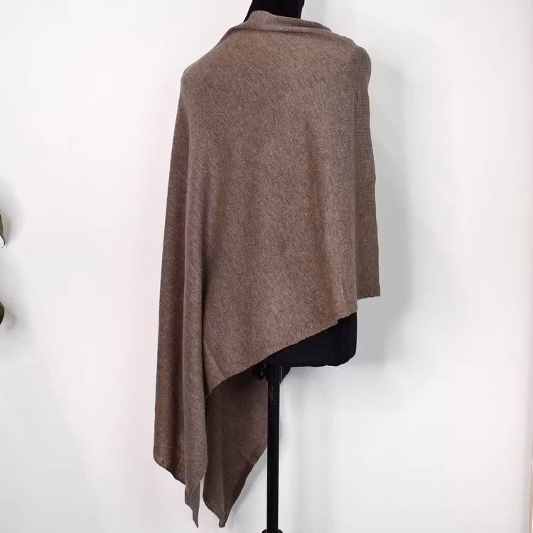 Finstickad Poncho TAUPE