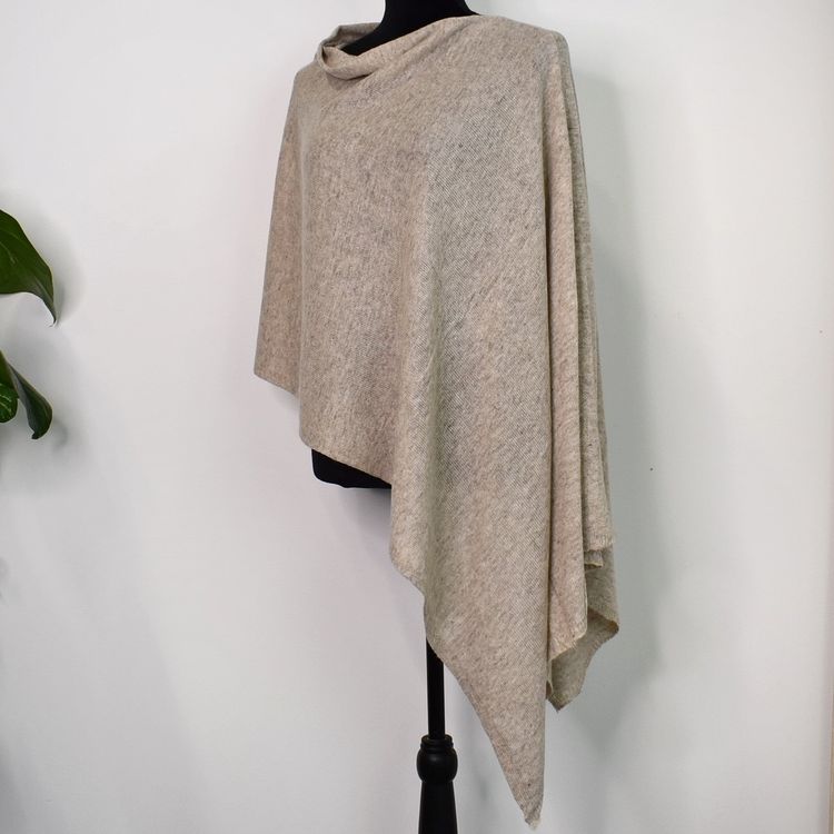 Finstickad Poncho BEIGE