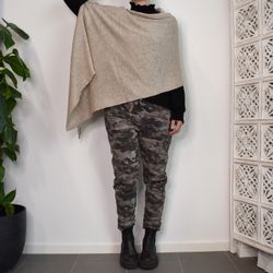 Finstickad Poncho BEIGE