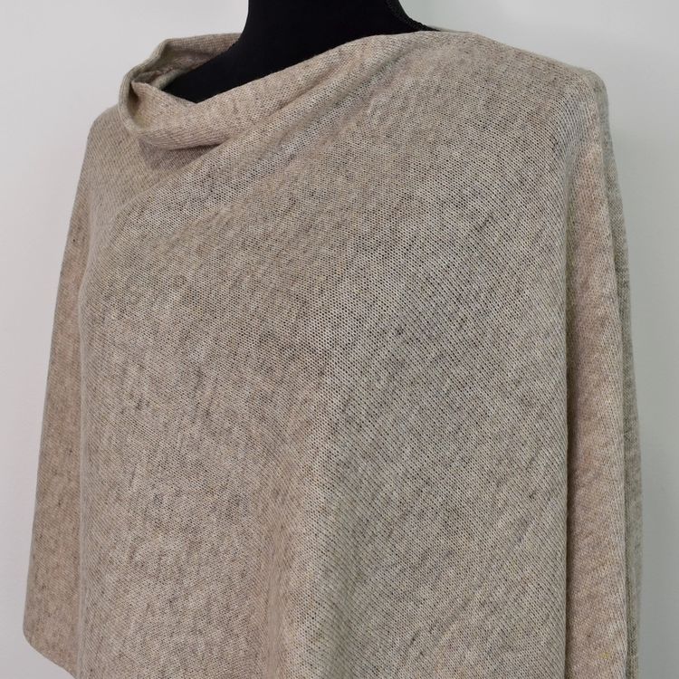 Finstickad Poncho BEIGE