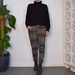 Stickad Tröja SVART