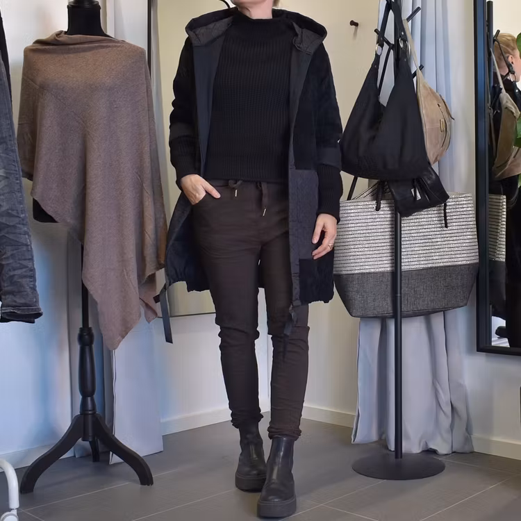 Stickad Tröja SVART