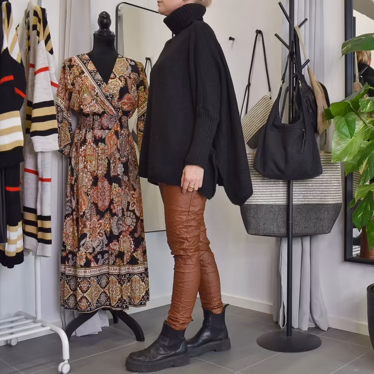 Stickad Polotröja Over Sized SVART