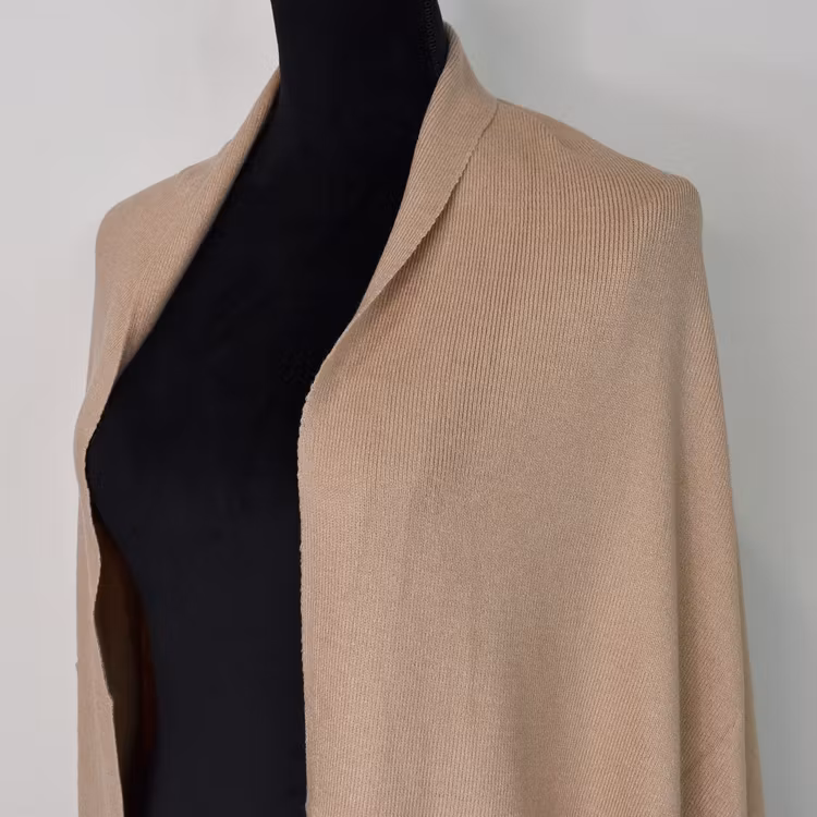 Finstickad halsduk BEIGE
