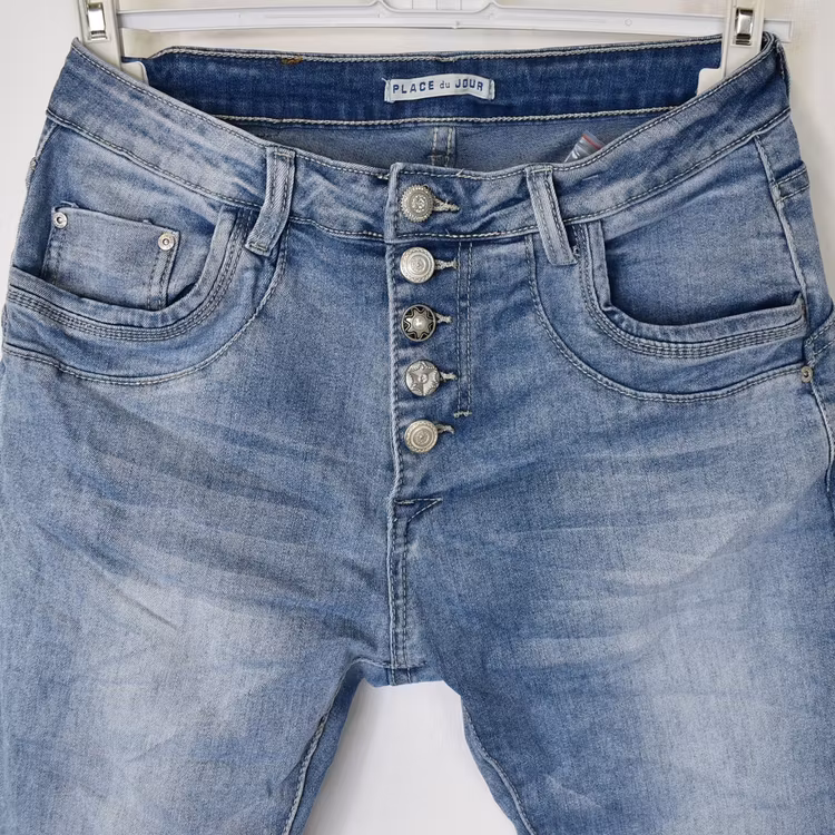Jeans med dekorativa knappar LJUS BLÅ - Place du Jour
