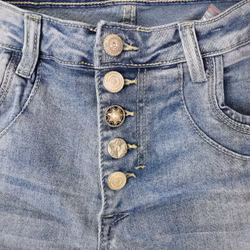 Jeans med dekorativa knappar LJUS BLÅ - Place du Jour