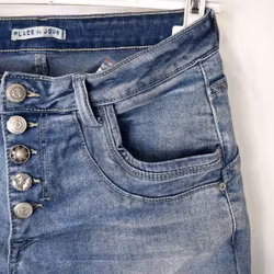 Jeans med dekorativa knappar LJUS BLÅ - Place du Jour