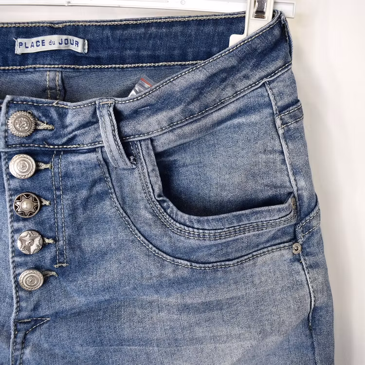 Jeans med dekorativa knappar LJUS BLÅ - Place du Jour
