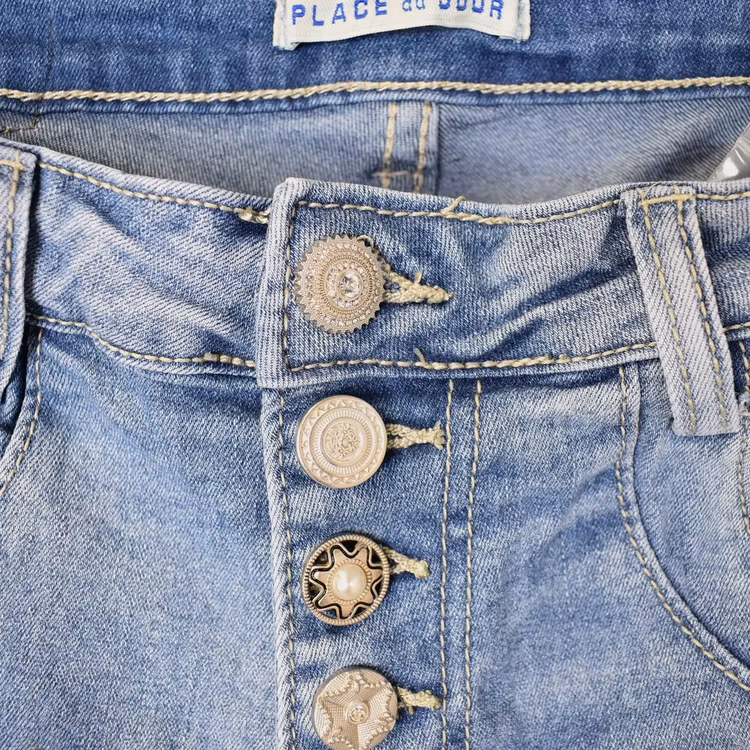 Jeans med dekorativa knappar LJUS BLÅ - Place du Jour
