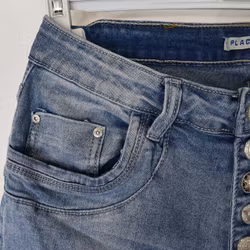 Jeans med dekorativa knappar LJUS BLÅ - Place du Jour