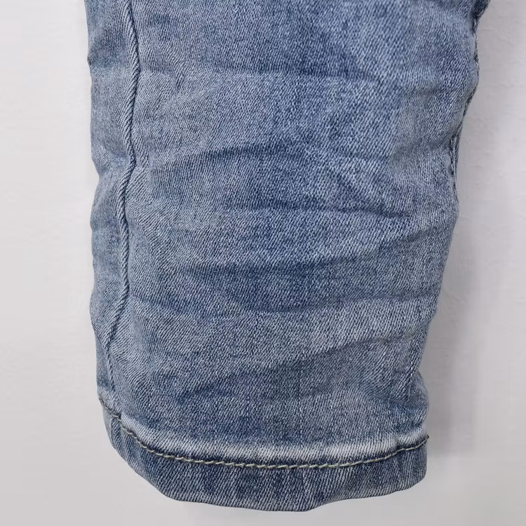 Jeans med dekorativa knappar LJUS BLÅ - Place du Jour