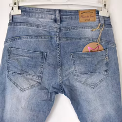 Jeans med dekorativa knappar LJUS BLÅ - Place du Jour