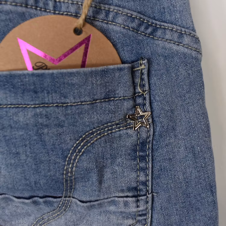 Jeans med dekorativa knappar LJUS BLÅ - Place du Jour