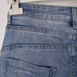 Jeans med dekorativa knappar LJUS BLÅ - Place du Jour