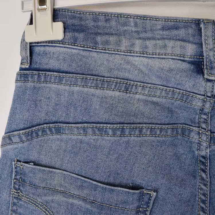 Jeans med dekorativa knappar LJUS BLÅ - Place du Jour