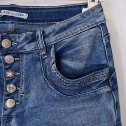 Jeans med dekorativa knappar BLÅ - Place du Jour