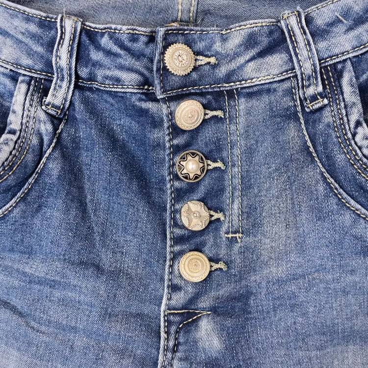 Jeans med dekorativa knappar BLÅ - Place du Jour