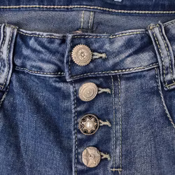 Jeans med dekorativa knappar BLÅ - Place du Jour