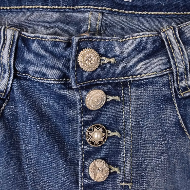 Jeans med dekorativa knappar BLÅ - Place du Jour