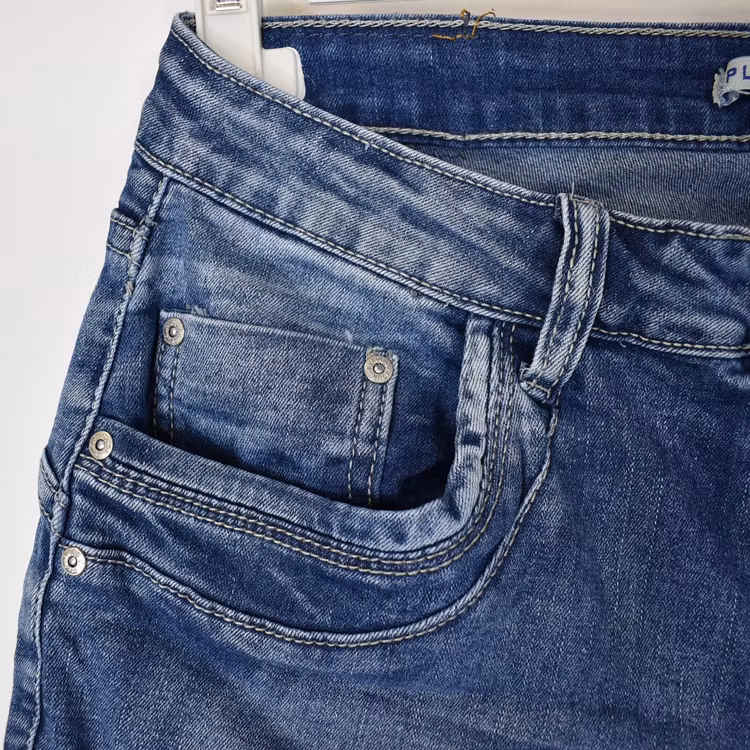 Jeans med dekorativa knappar BLÅ - Place du Jour