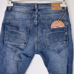 Jeans med dekorativa knappar BLÅ - Place du Jour