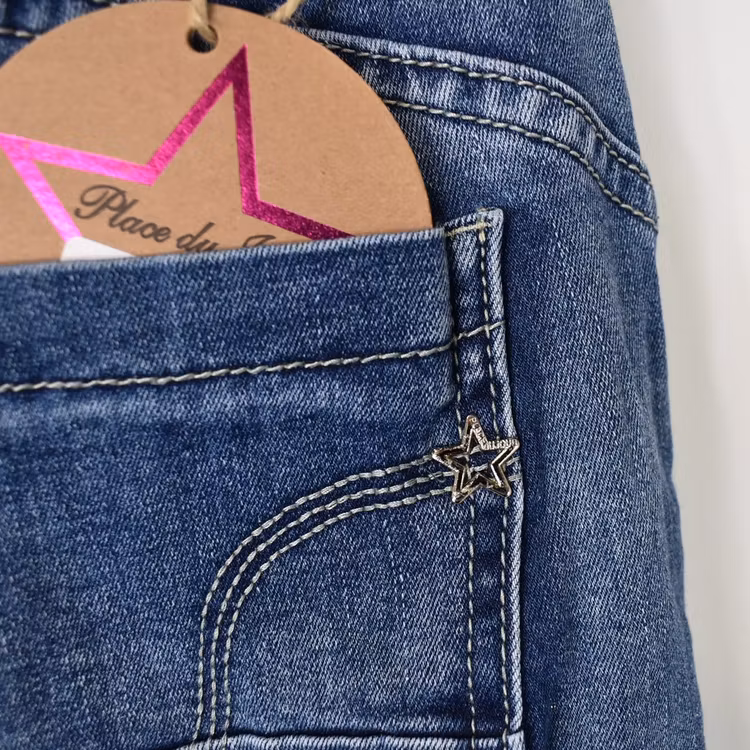 Jeans med dekorativa knappar BLÅ - Place du Jour