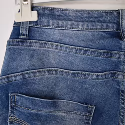 Jeans med dekorativa knappar BLÅ - Place du Jour