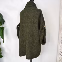 Stickad Polotröja med knappar KAKI