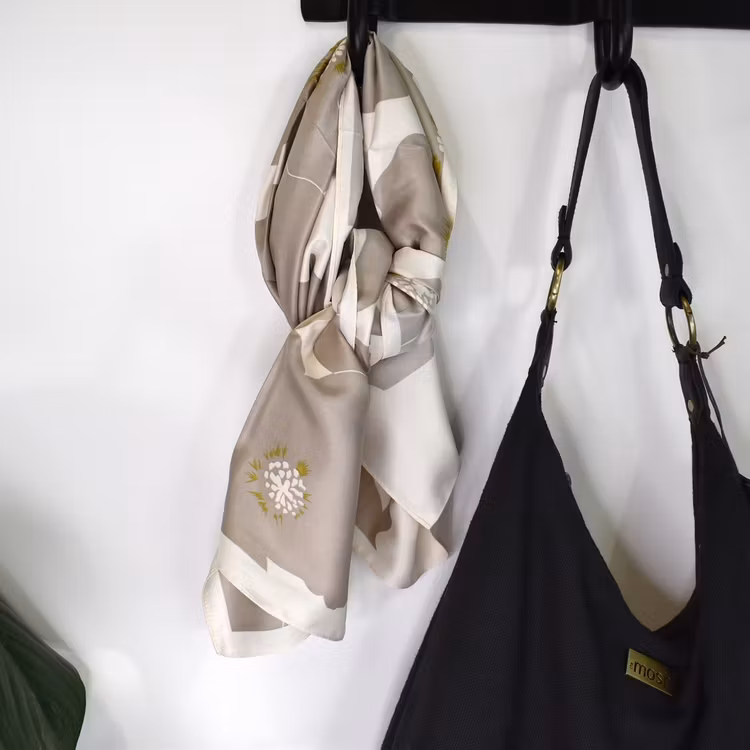 Scarf Kvadratisk Blommig TAUPE