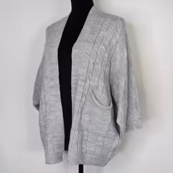 Kort Kabelstickad Cardigan LJUSGRÅ