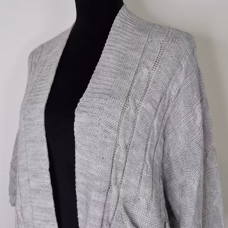 Kort Kabelstickad Cardigan LJUSGRÅ