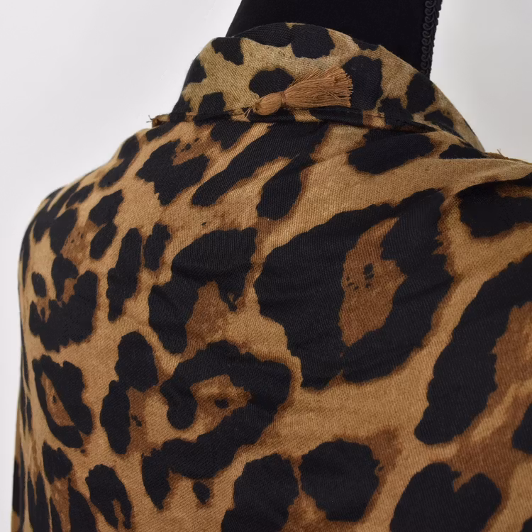 Sjal med Tofsar Leopard SVART/CAMEL