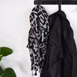 Sjal med Tofsar Leopard GRÅ