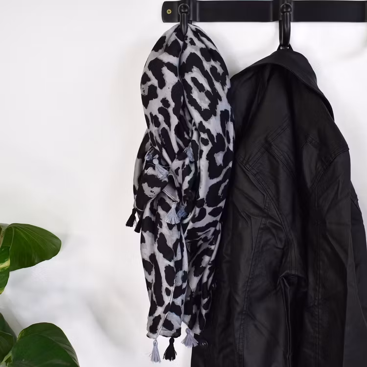 Sjal med Tofsar Leopard GRÅ