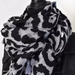 Sjal med Tofsar Leopard GRÅ