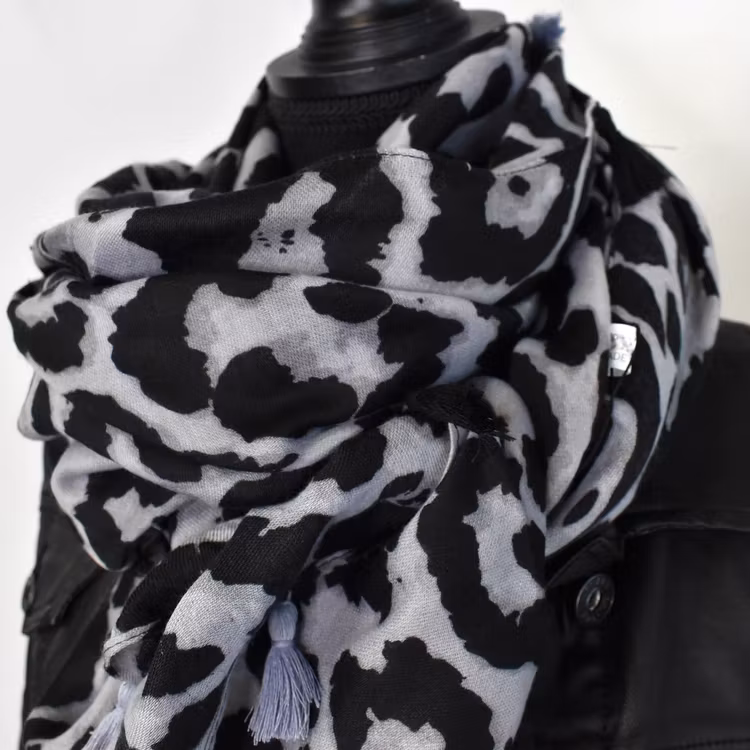 Sjal med Tofsar Leopard GRÅ